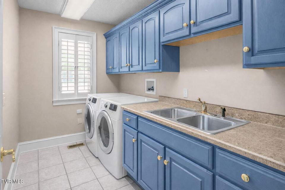 Photo #12: 121 Queensgate 