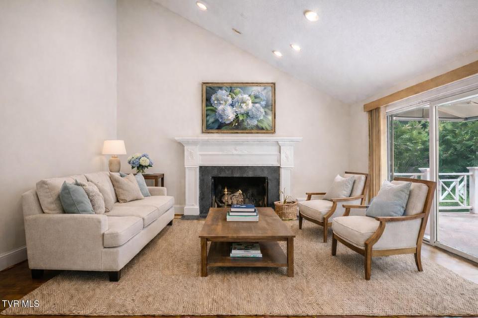 Photo #35: 121 Queensgate 