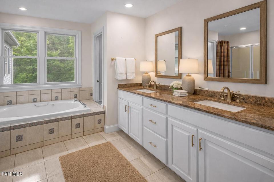 Photo #22: 121 Queensgate 