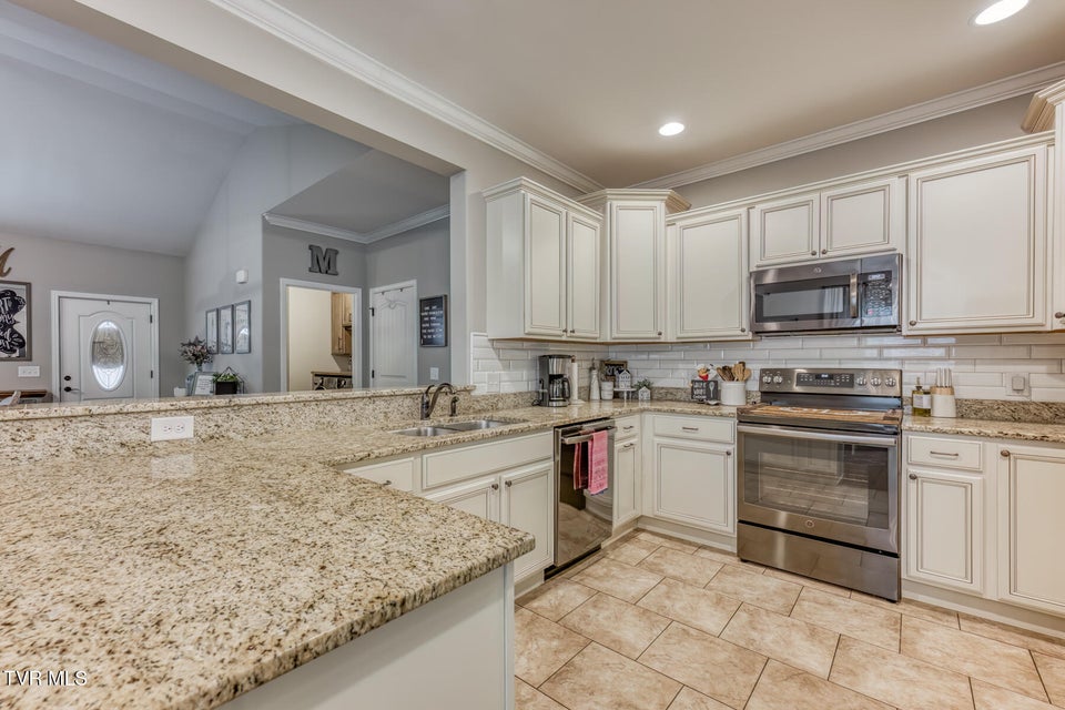 Photo #14: 480 Manchester Place