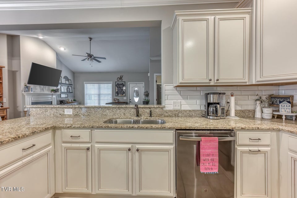 Photo #16: 480 Manchester Place