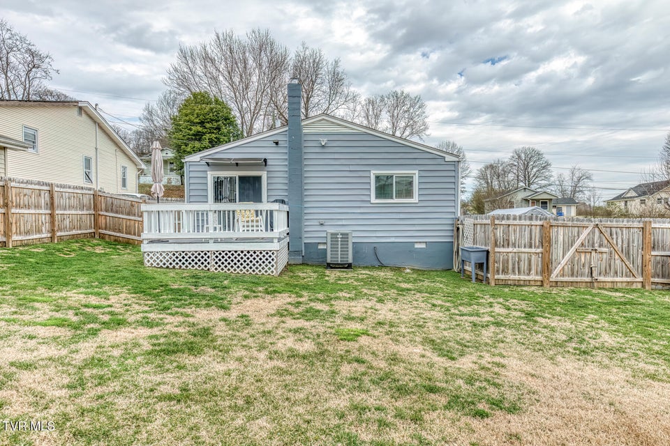 Photo #4: 916 Clark Street