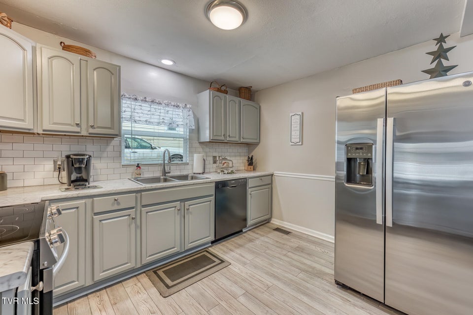 Photo #22: 916 Clark Street