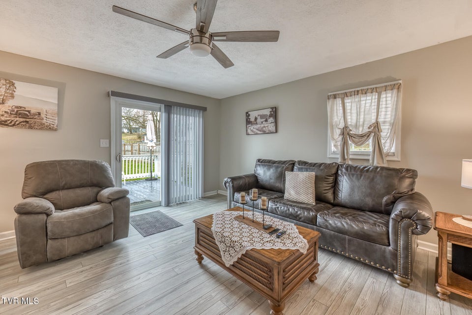 Photo #27: 916 Clark Street