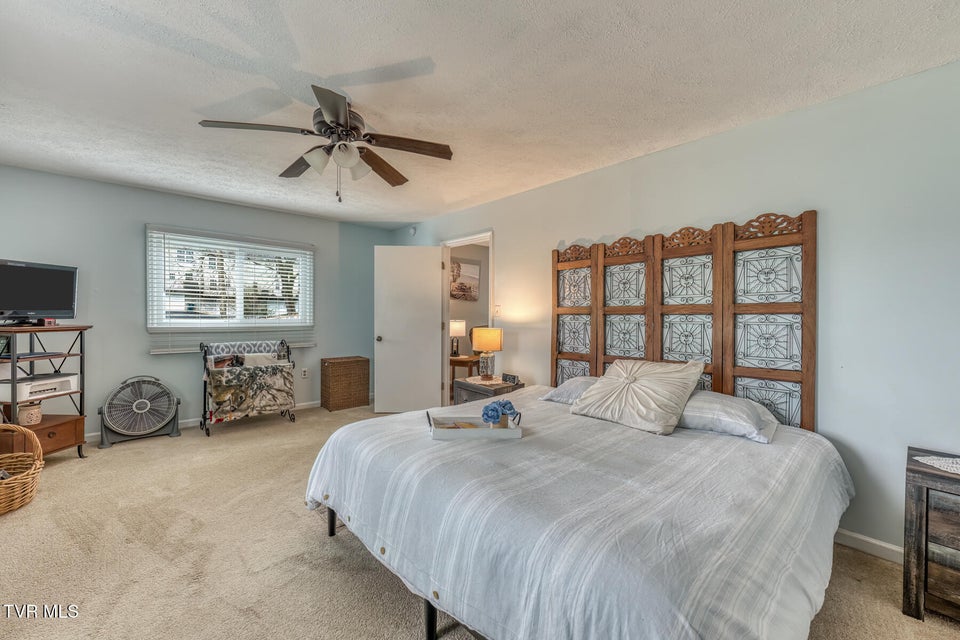 Photo #32: 916 Clark Street