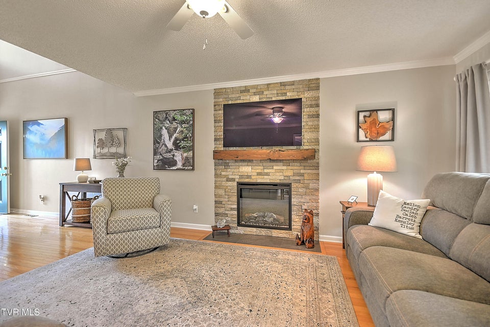 Photo #11: 140 Robinson Walk Drive