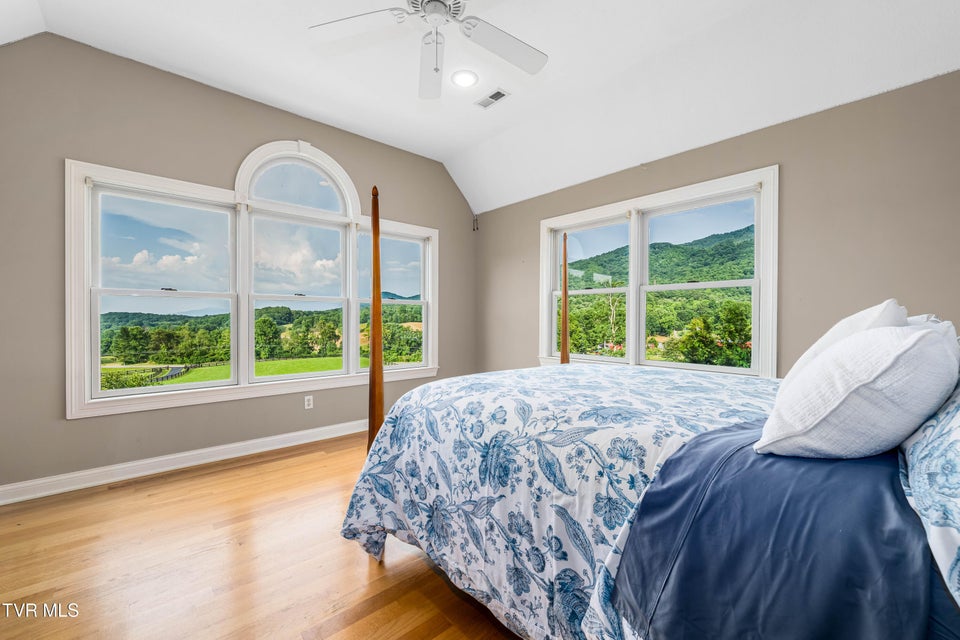 Photo #36: 330 Sea Biscuit Court