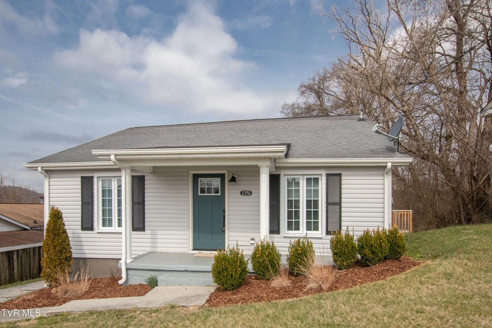 Photo #3: 2751 Everett Street