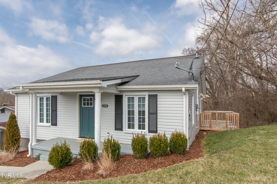 Photo #5: 2751 Everett Street