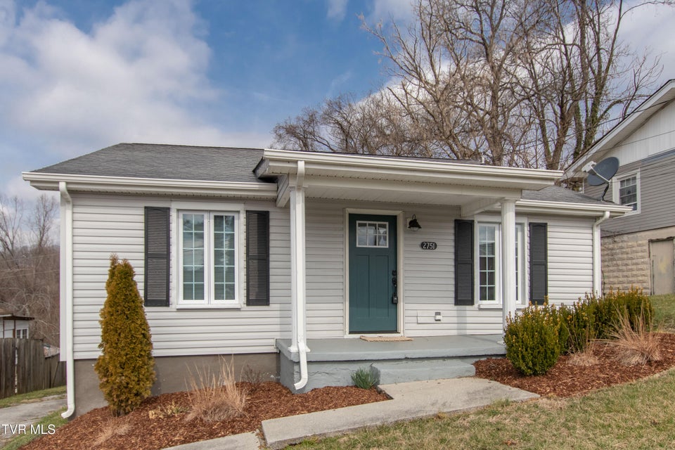 Photo #6: 2751 Everett Street