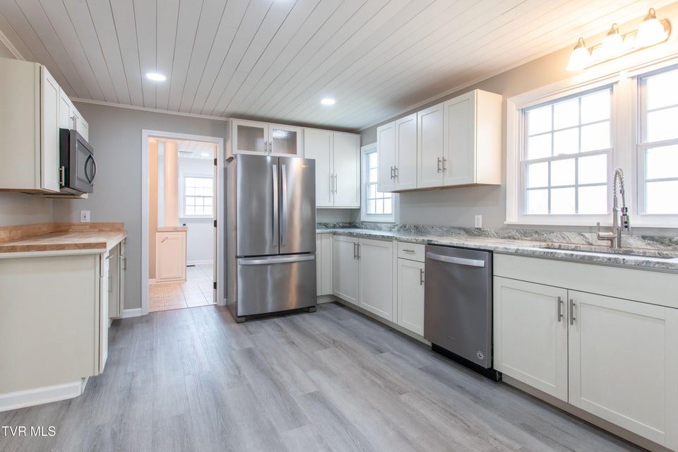 Photo #18: 2751 Everett Street