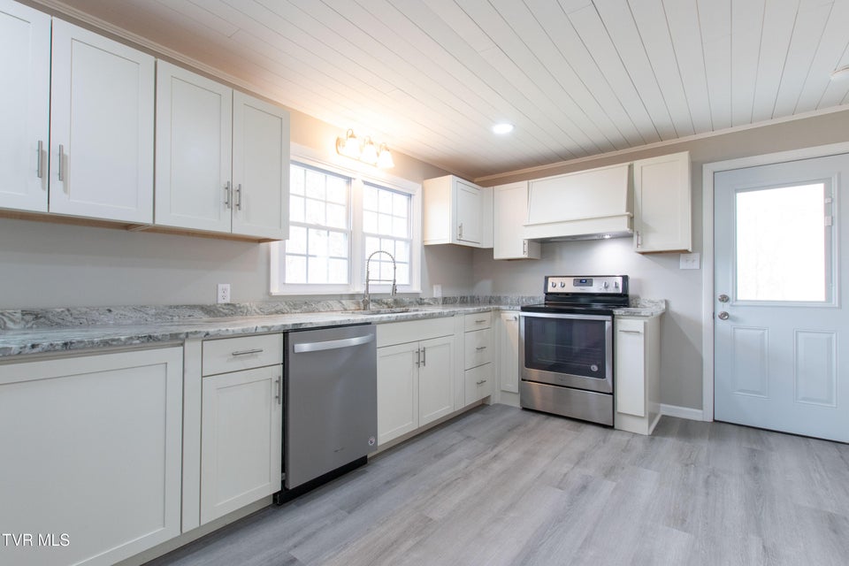 Photo #20: 2751 Everett Street