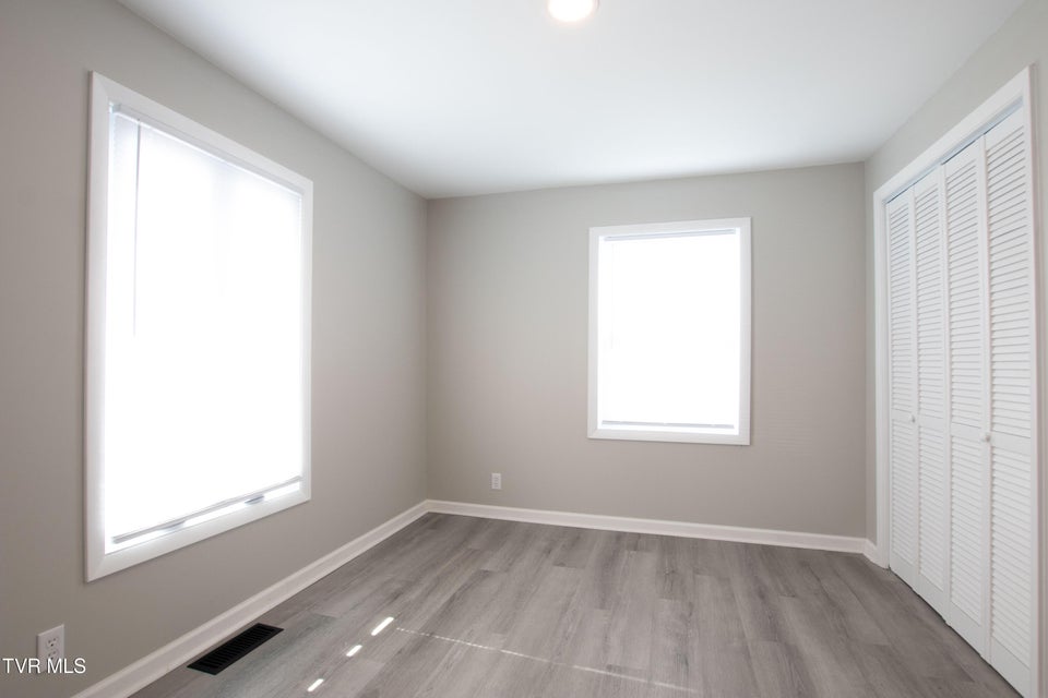 Photo #28: 2751 Everett Street