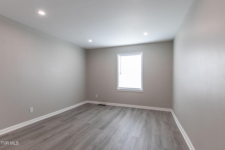 Photo #31: 2751 Everett Street