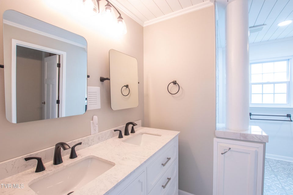 Photo #34: 2751 Everett Street