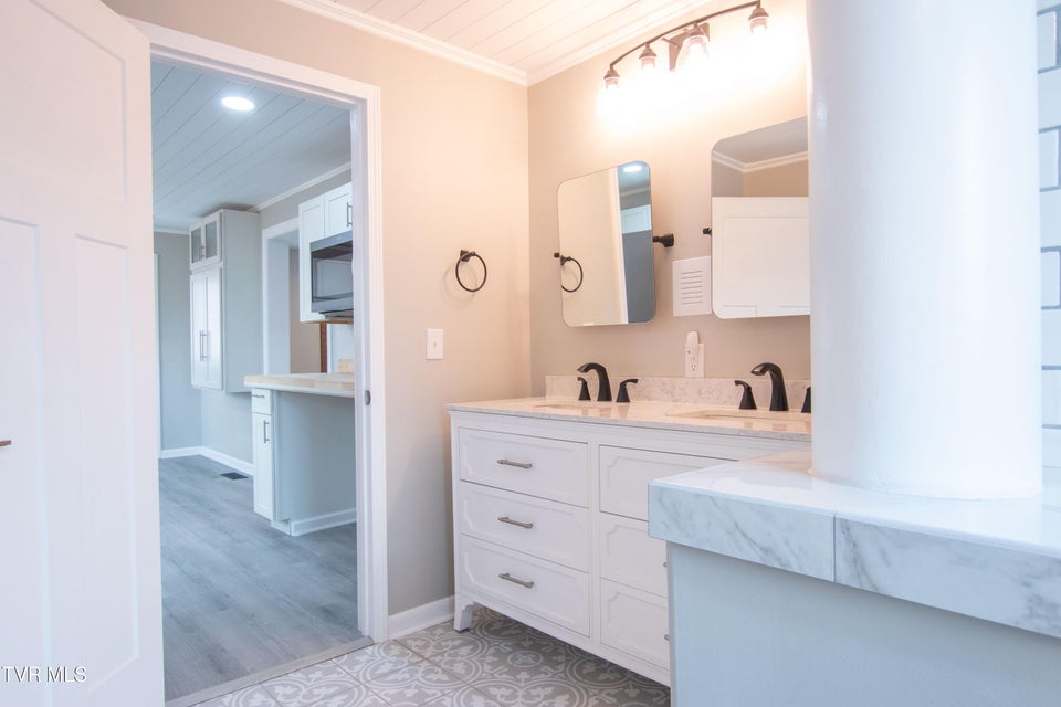 Photo #38: 2751 Everett Street