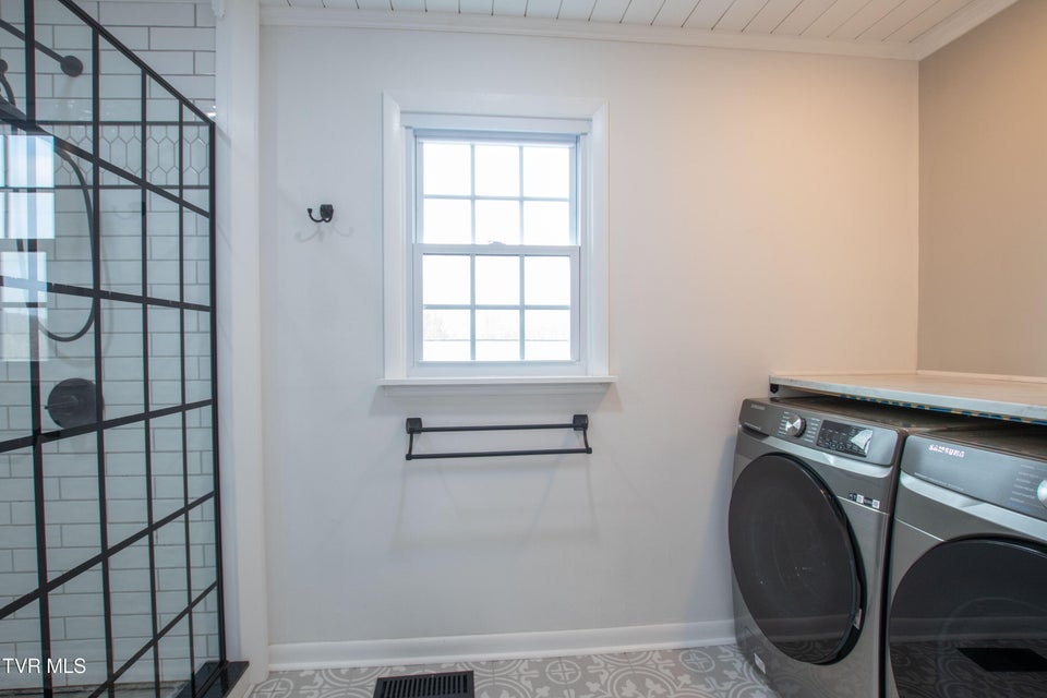 Photo #39: 2751 Everett Street