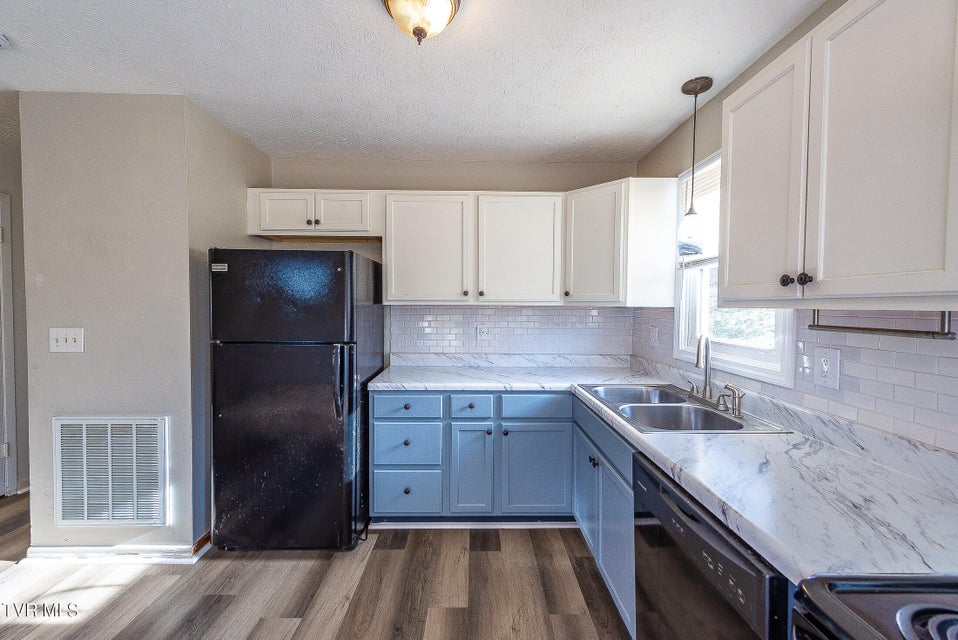 Photo #15: 2908 Cain Street