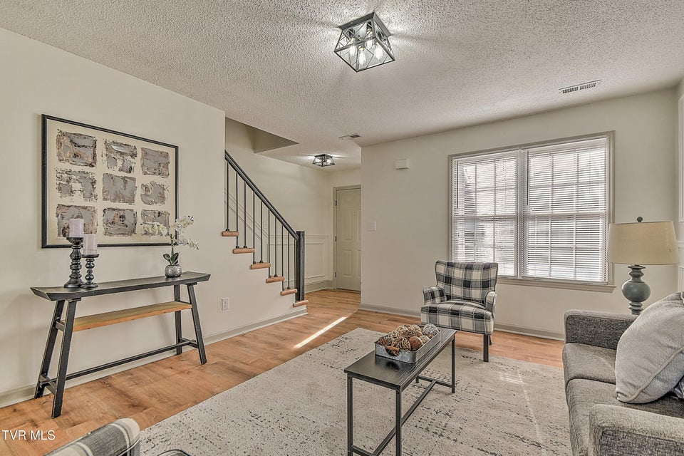 Photo #7: 1725 Lakeview Drive