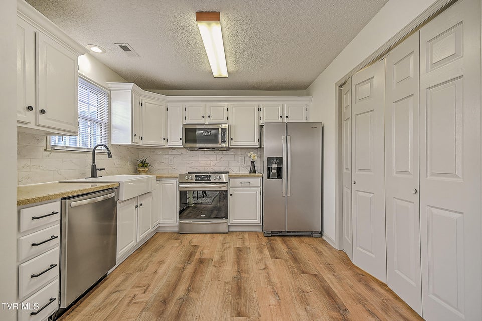 Photo #15: 1725 Lakeview Drive