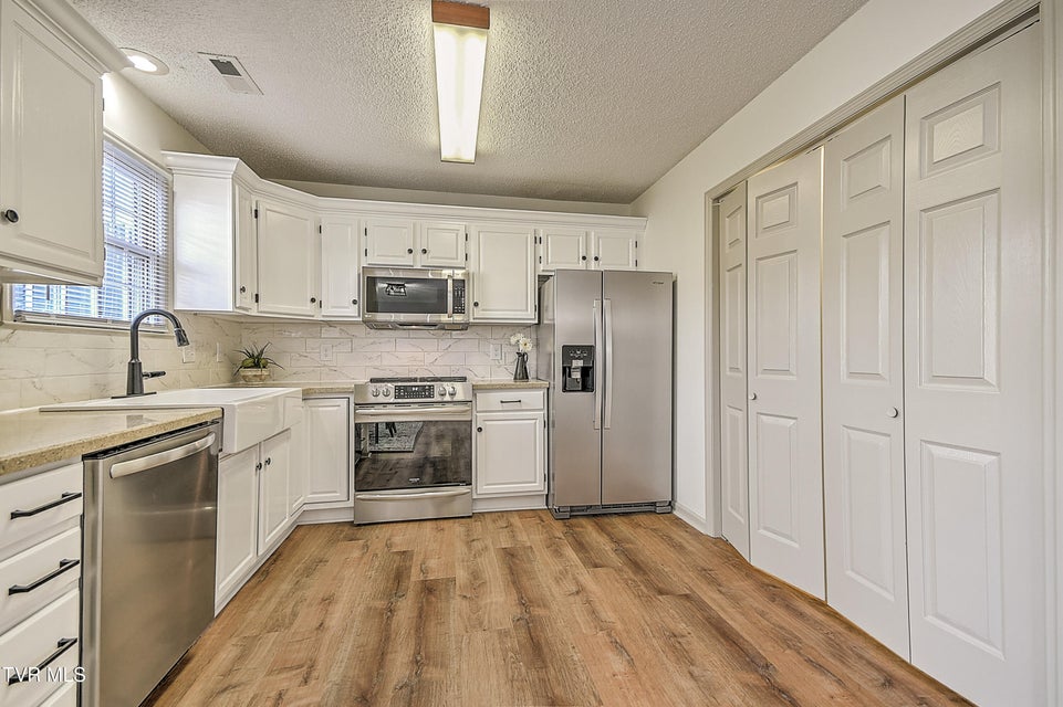 Photo #16: 1725 Lakeview Drive