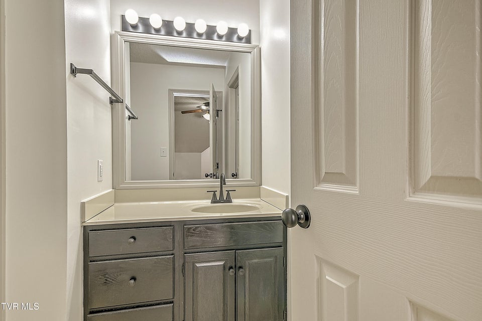 Photo #28: 1725 Lakeview Drive