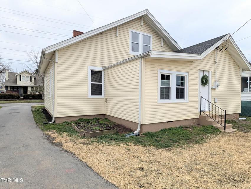 Photo #31: 1514 Sullivan Street