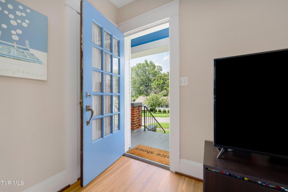 Photo #3: 922 Hillcrest Drive