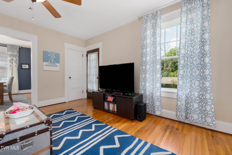 Photo #7: 922 Hillcrest Drive