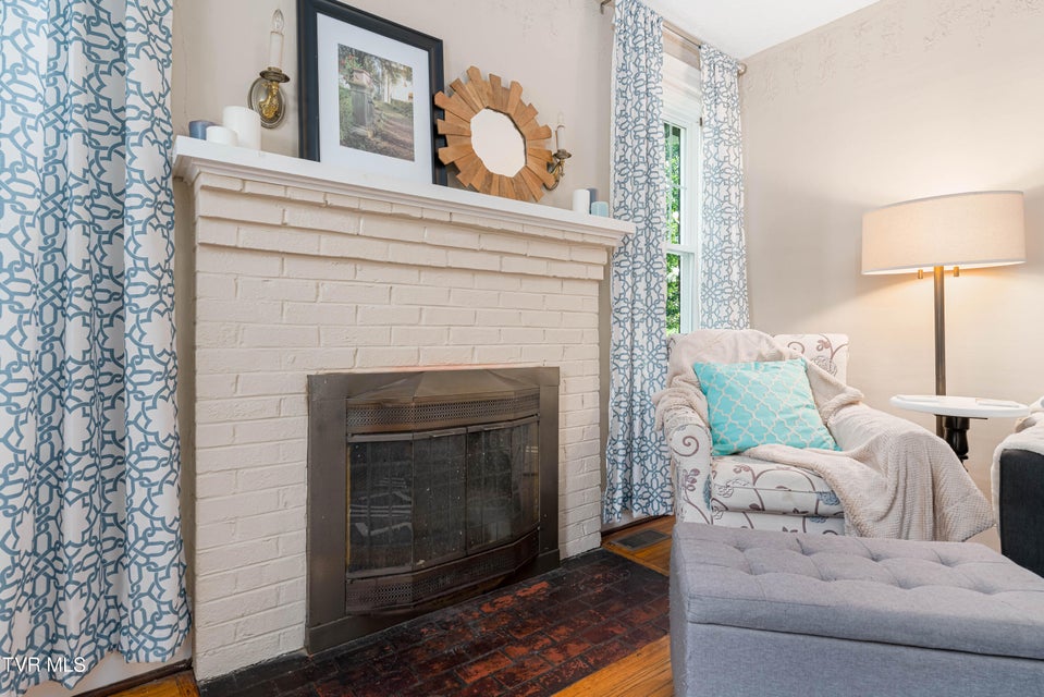 Photo #8: 922 Hillcrest Drive