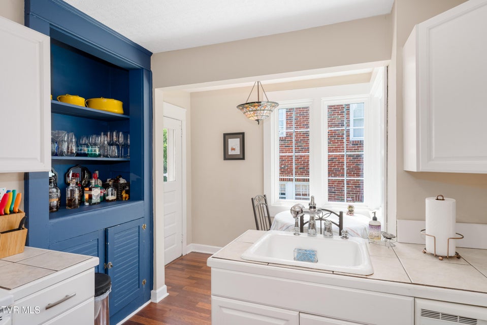 Photo #14: 922 Hillcrest Drive