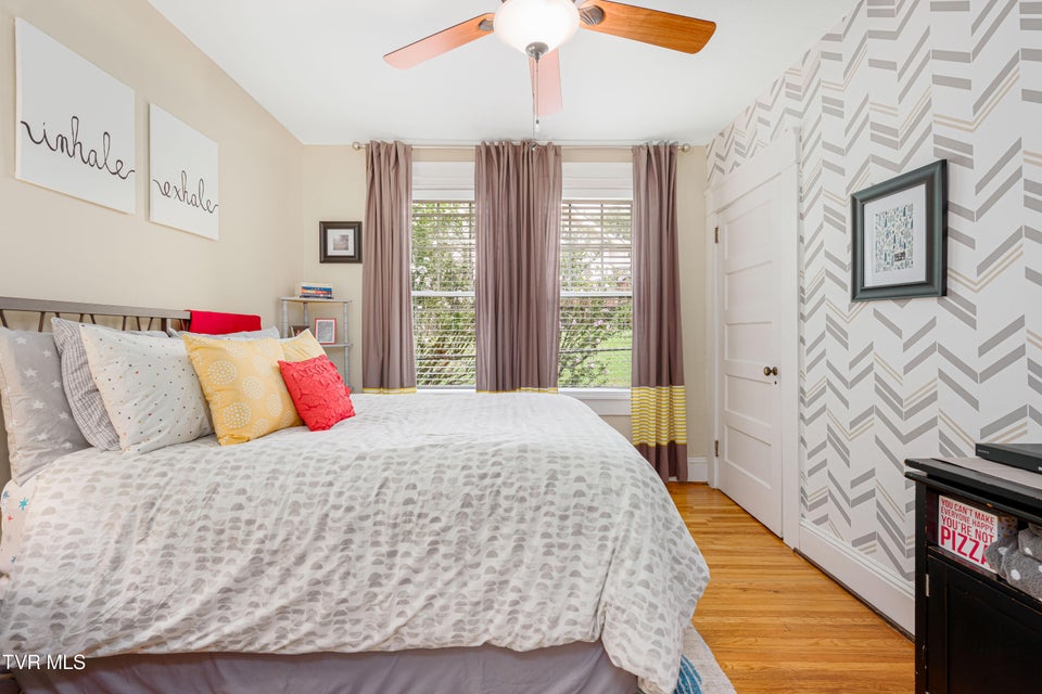 Photo #17: 922 Hillcrest Drive