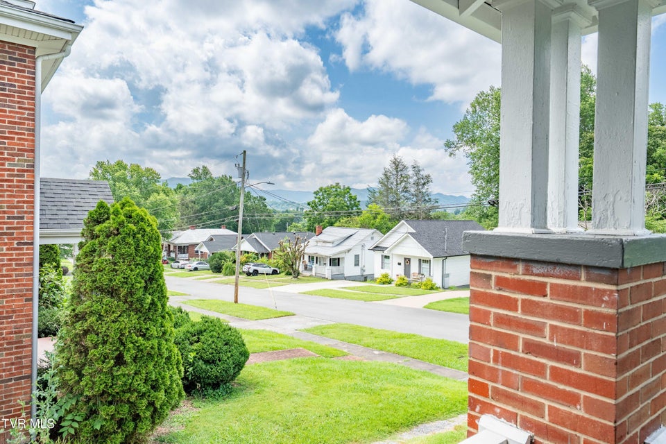 Photo #27: 922 Hillcrest Drive