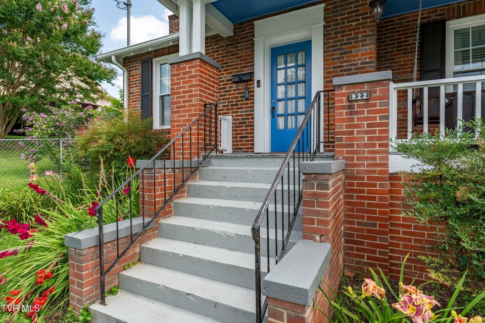 Photo #2: 922 Hillcrest Drive