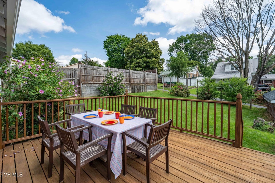 Photo #32: 922 Hillcrest Drive