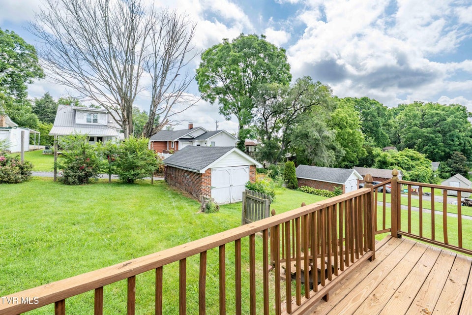 Photo #37: 922 Hillcrest Drive