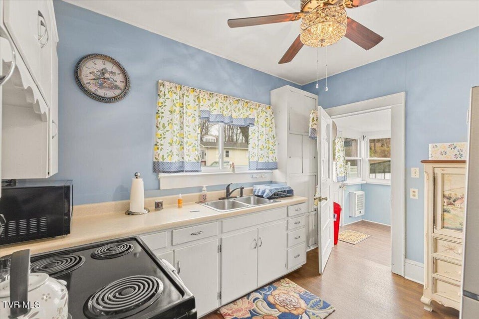 Photo #17: 752 Main Avenue