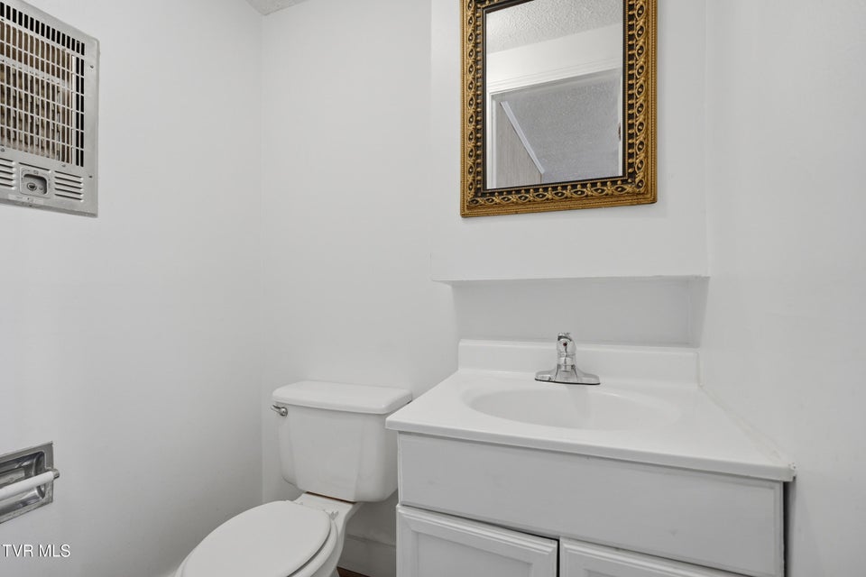 Photo #32: 24116 Quintana Street