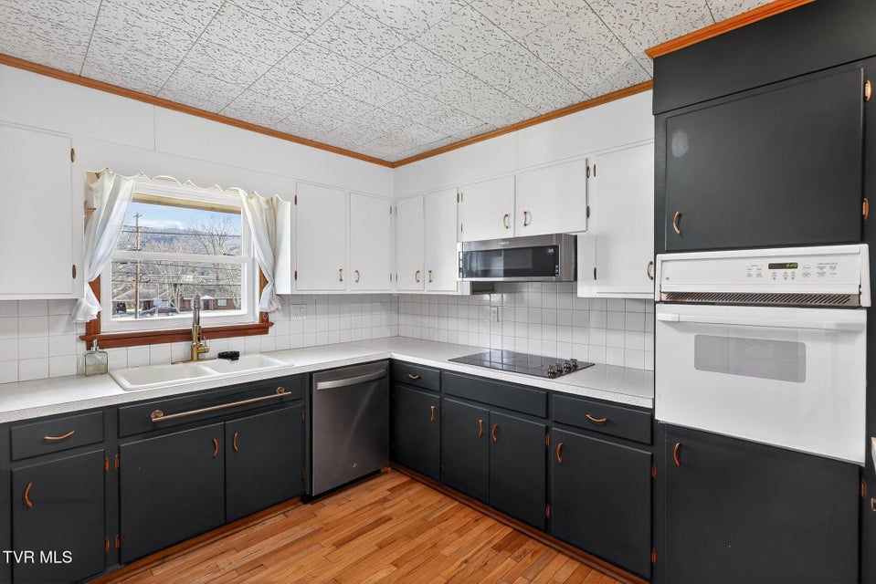 Photo #10: 42 Hurt Avenue