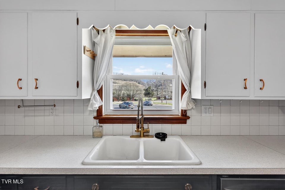 Photo #12: 42 Hurt Avenue