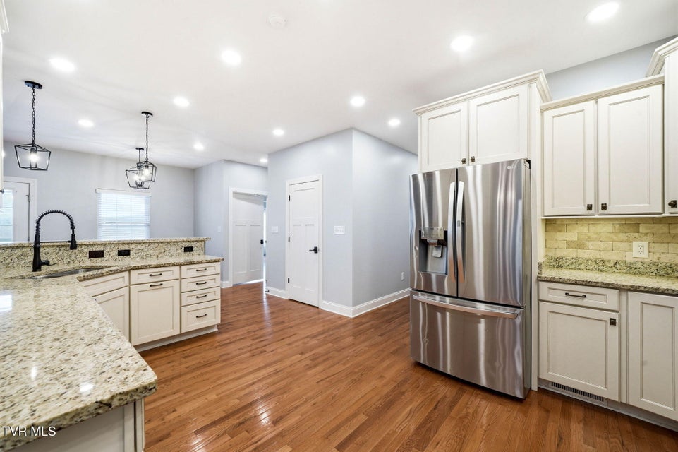 Photo #18: 442 Grovemont Place