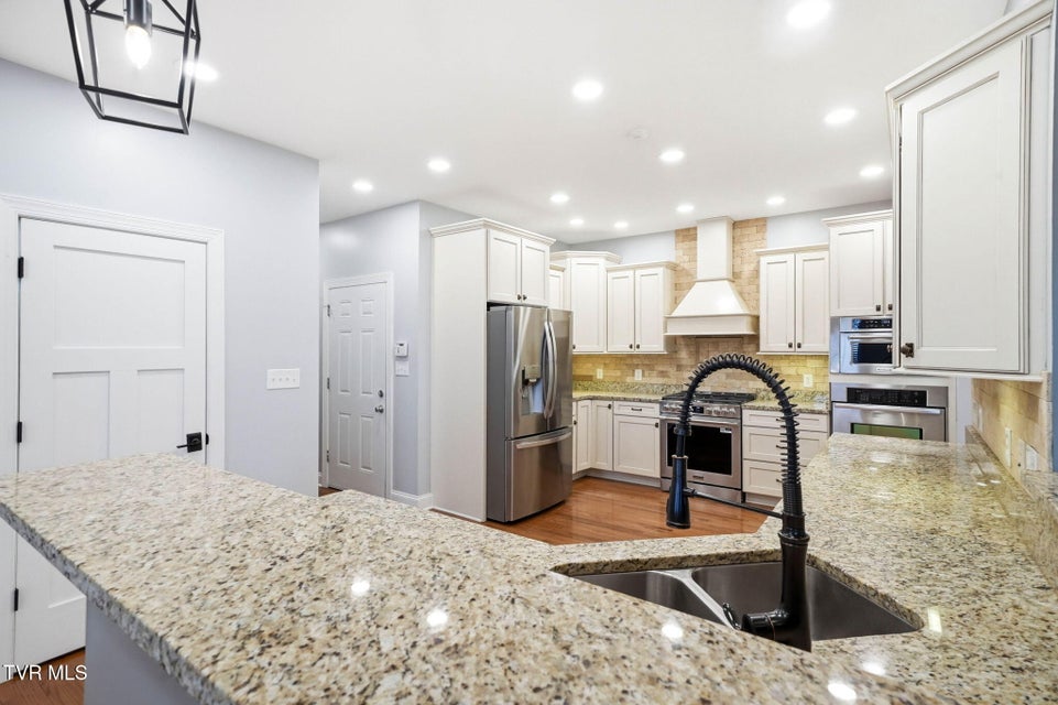 Photo #19: 442 Grovemont Place