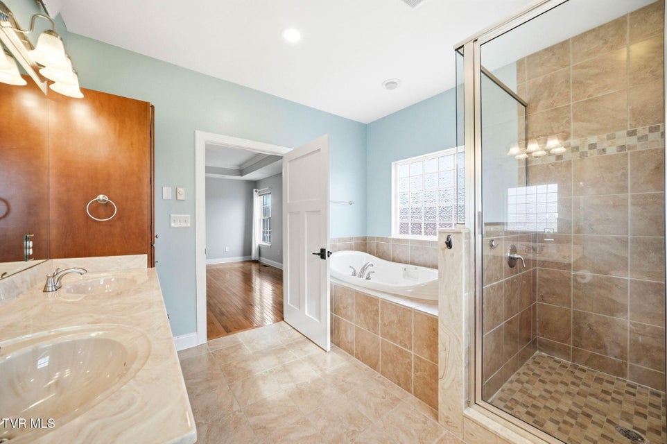 Photo #27: 442 Grovemont Place