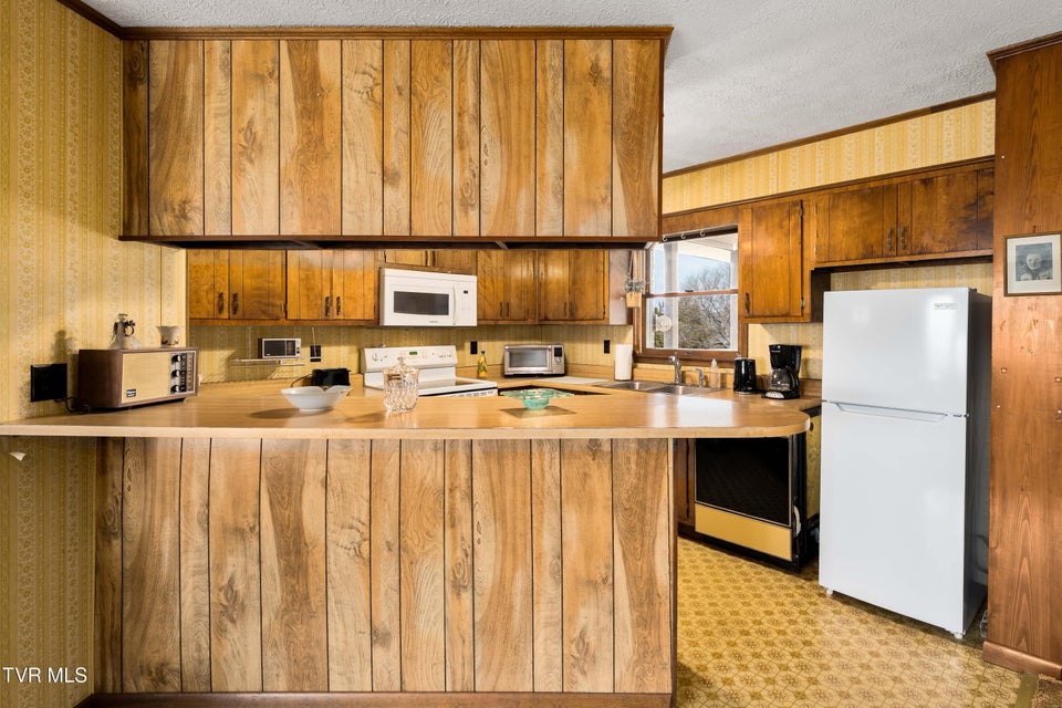 Photo #31: 180 Huntland Road