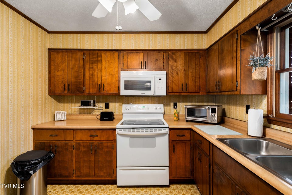 Photo #32: 180 Huntland Road