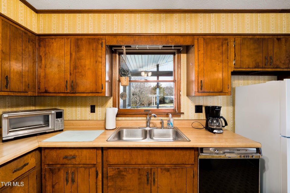 Photo #33: 180 Huntland Road