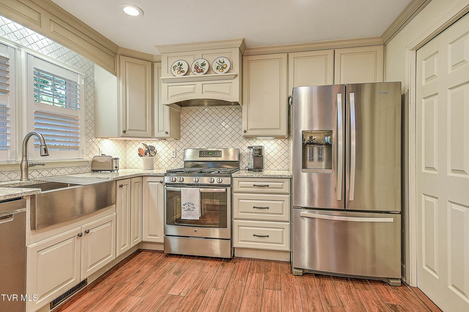 Photo #17: 2041 Edgemont Avenue