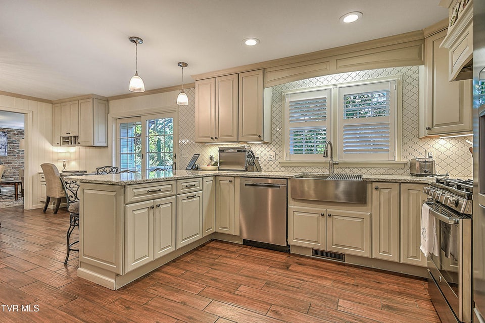 Photo #18: 2041 Edgemont Avenue