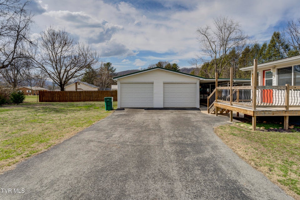 Photo #35: 121 Smith Avenue