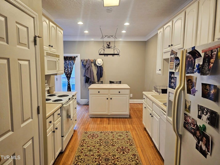 Photo #10: 700 A The Terrace Street